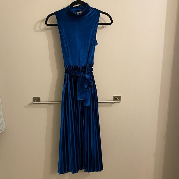 ASOS Design sleeveless high neck pleated open back velvet midi dress - Picture 4 of 5